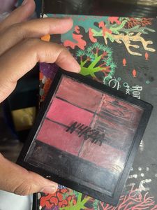 Eye Shadow Palette &amp; Nykaa lipstick free