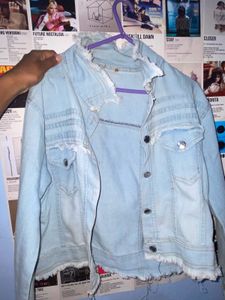Stylish Denim Jacket at a Steal Price! 🩵