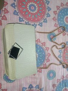 I&#39;m selling a brand new sling bag. It’s in perfect