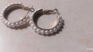 Round shape earrings with pearls