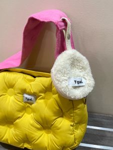 👜 Trendy Puffy Shoulder Bag – Bold Style.💛🎀