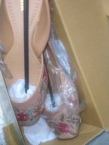 Embroidered Mojaris Flats