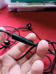 Black Wired Earbuds