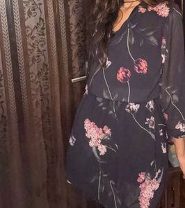 Chic Floral V-Neck Dee’s