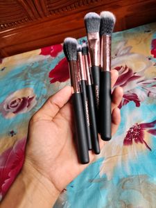 Faces Canada Meakup Brush Set