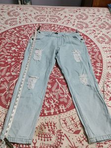 Women&#39;s Torned Jeans