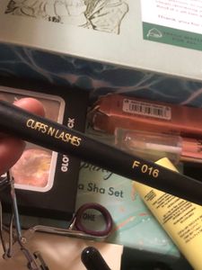 Eyeshadow Palette And Makeup Brush Combo