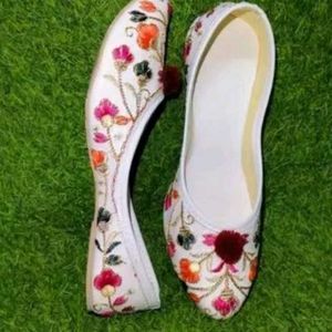 White Ethnic Jutti