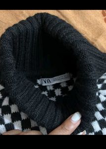 BLACK AND WHITE SWEATER