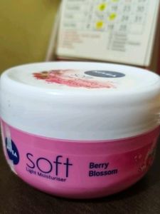 Nivea Soft Berry Blossom Cream