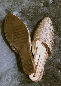 Elegant Gold Ethnic Juttis net with design 💗😍