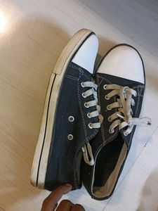 Black/White Shoes With Laces