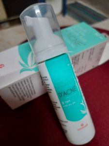 D&#39;acne Foaming Face Wash