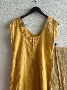 3 Kurti Set- KurtDupatta And Salwaar Good Conditio