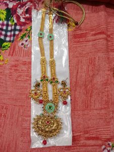 it's one of my fav jewelry golden Colour necklace with earring