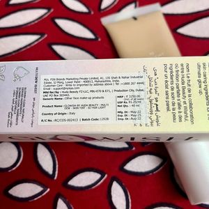 Huda Beauty: Glowish Skin Tint 02