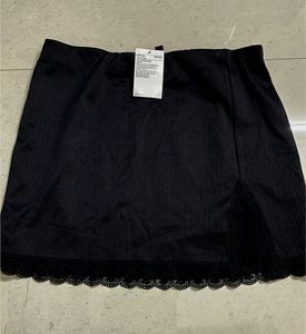 🎠H&amp;M Black Lace Trim Skirt