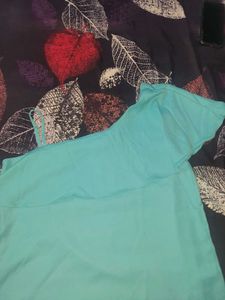 Branded one strip shoulder top size L