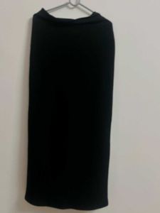 Elegant Black Midi Skirt with Slit