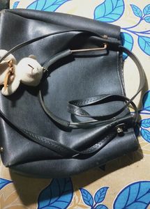 Black Bag,,,Atchhi Condition Me Hain,,,Maine Kuch Din Use Kiya Haim