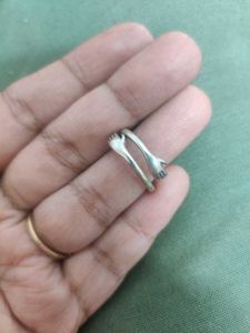 Hugging Hands Ring In 925 Silver