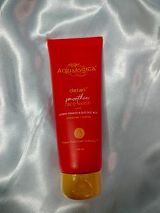 Aqualogica Detan + Smoothie Face Wash