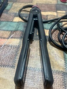 Bella  Hair Straightner In New Like Condition