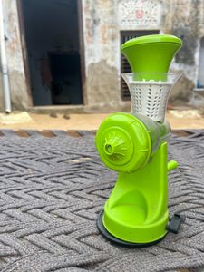 Mosmi Juicer Like New