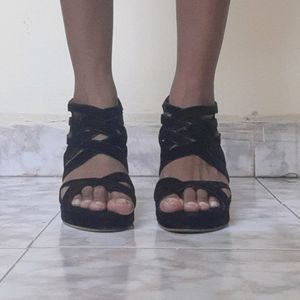 Criss Cross Black High Heels 5 Inch, Size 40, Feet Impression On The Sole Other Than That No Defects