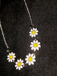 white flower chain 💮