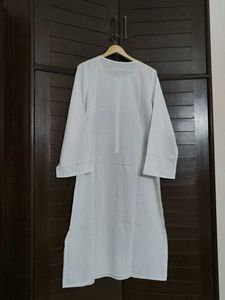 Vrinda Women White Embellished Cotton Kurta