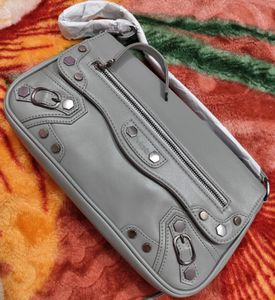 Iykyk Greay Metal Design Shoulder Bag