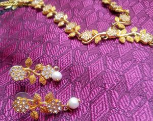 ATTRACTIVE JEWELLERY SET FOR WOMAN AND GIRLS,IT HA