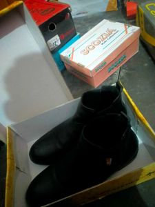 •Leather Chelsea boots •