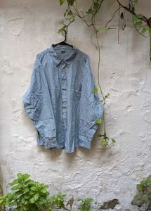 Old Navy Pin Stripe Button Down Blue Shirt.