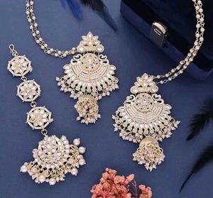 Kundan Mangteeka And Earrings Set