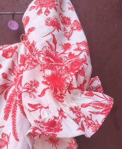 White 🤍 crop  Top With Red Flower Print 🍒