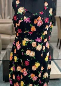 Black Flowery Bodycon Knee Length 👗