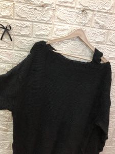 Chic Black Off-Shoulder Sweater🕸️🕷️🎗️