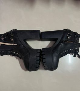 Platform Boots With Side Zip And Lace