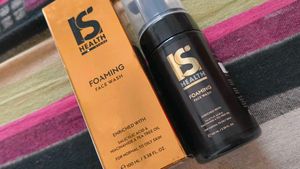 Health Store FOAMING FACE WASH