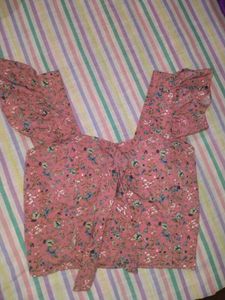 Stylish multicolour crop top.