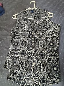 Black &amp; White Patterned Sleeveless Top Shirt