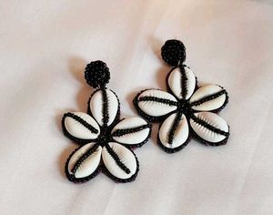 Shell Earrings 🖤🤍