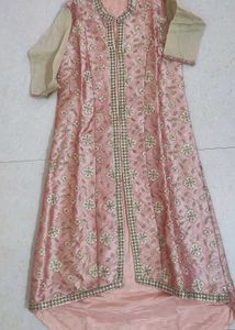 Elegant Floral Embroidered Kurta
