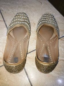 Pearl Embellished Juttis