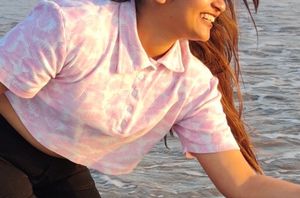 pink crop top t-shirt 💓its so comfortable t-shirt and it's look like beaches view give and very affordable t-shirt and 2 time wear and t-shirt conditions very very good