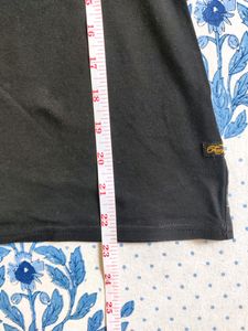 Black Clr Cotton Tshirt With Unique Neck Pattern