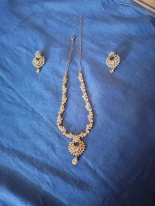 Stunning Golden Necklace With Earrings