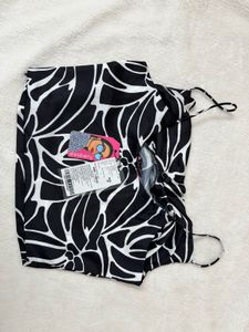 Chic Black &amp; White Crop Top